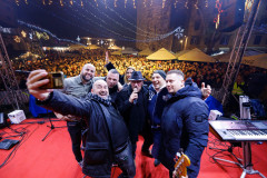 Docek-Nove-godine-u-Zadru-31.12.2024-Foto-Bojan-Bogdanic_38-Drazen-Zecic-i-grupa-Banana-Rockatansky-Band-docek-Nove-godine-Zadar-31.12.2024-Foto-Bojan-Bogdanic